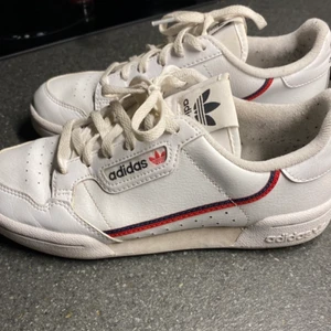 Adidas skor  - Skor från adidas i storlek 36, sparsamt använda! Kommer rengöras innan de skickas/hämtas.