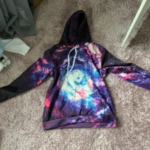 Rymden hoodie - Så fin men använder ej och har aldrig gjort, en gång isåfall. Träningsmaterial. Vet inte vart den är ifrån då jag fick den för flera år sedan utomlands eller om det var på nått coolt ställe. 