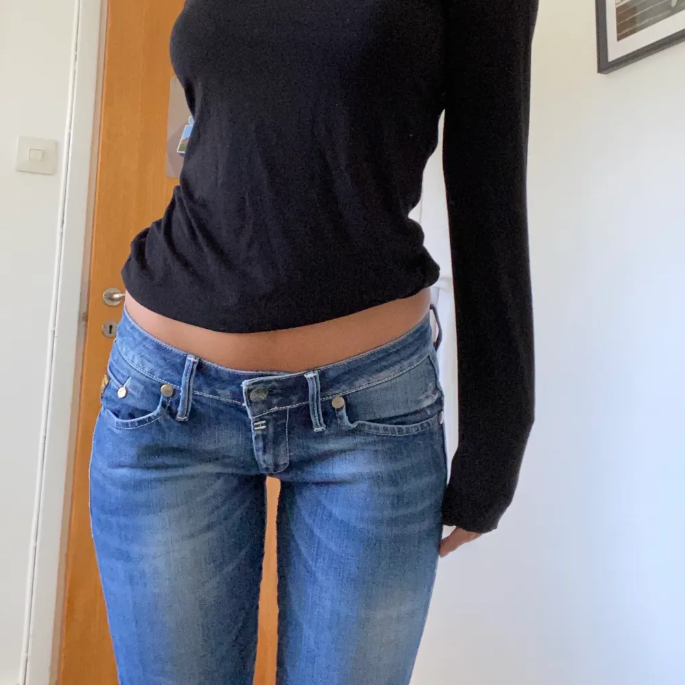 Lågmidjade jeans från G-star💗köpta från sellpy, säljer pga av fel storlek. Midjemått 78, storlek 29/32. Kan mötas upp i Stockholm eller frakta💋 (lånad bild från sellpy) kontakta för fler bilder:). Jeans & Byxor.