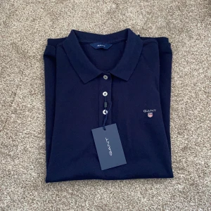 Helt ny Gant piké  - Oanvänd piké från gant som bara legat i garderoben då den tyvärr inte är min stil. Säljer den därför för halva priset! 