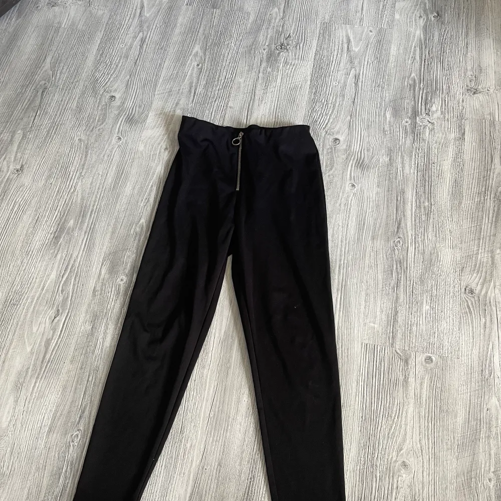 Svarta nya snygga byxor med dragkedja, säljes pga för liten storlek . Jeans & Byxor.