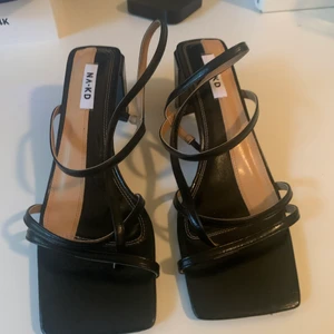 Skor  - Ett par fina lågklackade skor som aldrig är använda! 