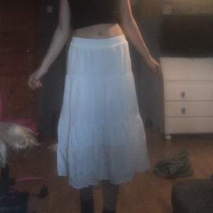 Vit kjol med räfflor/volanger från shein tyvärr! Är lite kort för mig ( är 178) köparen får stå för frakten <3💕💕