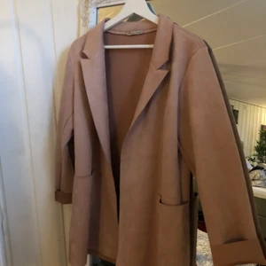 Kavaj/jacka från zara, storlek L - Ljusrosa/dassrosa kavajinspirerad jacka i mockaimitation. Väldigt stretchig och skön, endast använd ett fåtal gånger och därav fint skick! Köparen står för frakten! (: