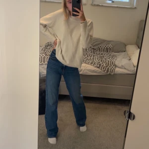 Jeans från zara - Fina jeans från zara i bra skick, jättefin färg och hög midja på jeansen. Frakt tillkommer 