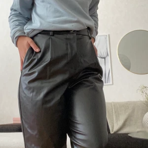 Skinnbyxor  - Säljer ett par snygga skinnbyxor aldrig använda 