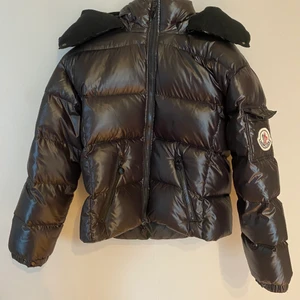 Moncler jacka  - Hej nu säljer jag min moncler jacka för den har aldrig kommit till användning. Det är äkta dun. Och den är varm och skön och är mycket bra skick. Skriv för fler bilder och pris kan drskuteras. Frakten betalar köparen.