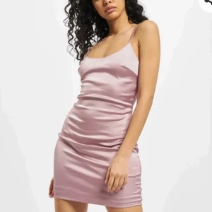 MISSGUIEDED FIN KLÄNNING  - Snygg satin klänning, använd endast en gång! Färgen visas tydligt på andra bilden, köpt för 300 kronor💖