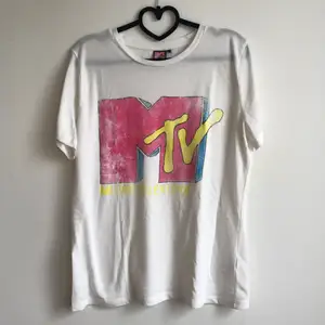 MTV T-shirt i skönt bomull/polyester tyg. Knappt använd så i gott skick… Strl L men den är inte jättestor…