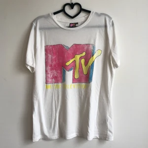 T-shirt MTV - MTV T-shirt i skönt bomull/polyester tyg. Knappt använd så i gott skick… Strl L men den är inte jättestor…