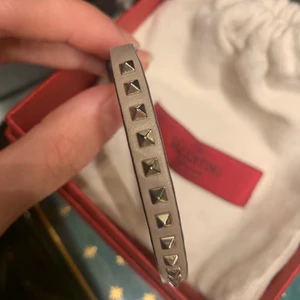 VALENTINO ARMBAND   - Säljer mitt (äkta) Valentino armband med små nitar (sällsynt) för 1000kr💜Kvitto, dustbag och låda medföljer!! Skicka meddelande vid frågor/fler bilder💜
