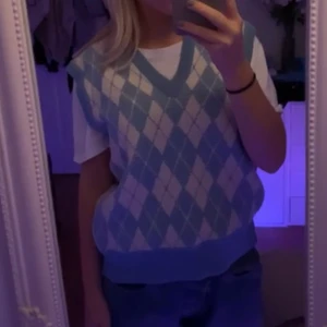 Väst - En så fin och trendig stickad väst som är köpt second hand i Danmark! Det står ingen storlek men skulle säga att den passar alla storlekar beroende på hur du vill att den ska sitta. På mig sitter den som en overzised S. Säljer på grund av att det inte är min stil!💜 Är i superbra skick. Köpare står för frakt!