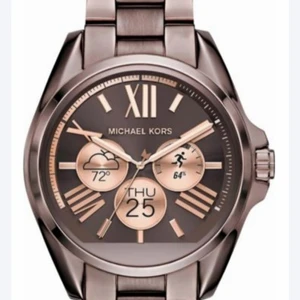 Michael kors bradshaw smartwatch - brun/brons. varit väldigt försiktig med denna så slitaget är minimalt. lite repor på undersidan av armbandet. batteriet håller mer eller mindre en dag. en extralänk,laddare och låda medföljer. skickar spårbart 66:- eller avhämtning/möts.