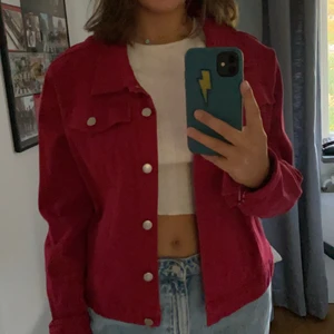 Röd höstjacka - Röd/rosa höstjacka ganska tunn så att man får plats med en tjocktröja under och är i ett jeansliknande material, köpt secondhand i storlek XL men skulle säga att den sitter lite löst som S-M