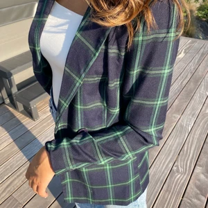 Rutig blazer/kavaj - Grön-svart kavaj i storlek 36. Går strax över rumpan på tjejen på bilden (175cm). Pris kan diskuteras.