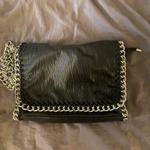 Väska - En fin svart väska ifrån tiamo som var väldigt populär förut nypris 500kr säljer för 250 + frakt, INTE SÅLD