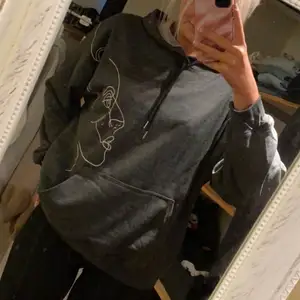 En mörkgrå overaize hoodie med ansiktstryck på. Aldrig använd och prislappen är kvar. Köpt från en amerikans sida så säljs för 50kr +frakt. I storlek M