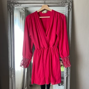 Rosa klänning  - Rosa klänning från märket lili london i storlek S/M