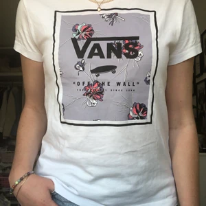 Vans t-shirt med tryck - Vit t-shirt med tryck från Vans i bra skick. T-shirten är i storlek XS men skulle säga att den är mer som en S, passar även mig som har M i de flesta plagg. Buda i kommentarerna om flera är intresserade. Köparen står för frakten 