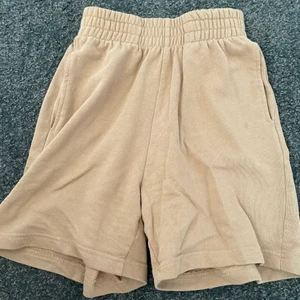 Gina tricot  - Ett par bermudaz shorts som är från gina väldigt bra skick! Kostade 250 kronor när jag köpte dom, och dom är i storlek xss men passar xs! Dom är väldigt stretchligga.