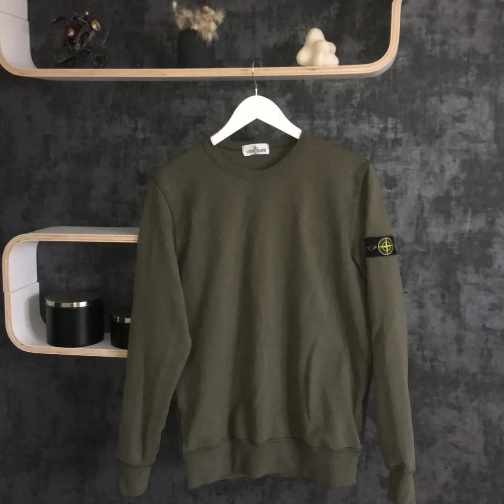 Snygg Stone island tröja som är köpt på NK för 1300kr, den är använd typ 2 gånger då jag har vart väldigt rädd om den. Mycket fint skick är tröja i också!. Tröjor & Koftor.