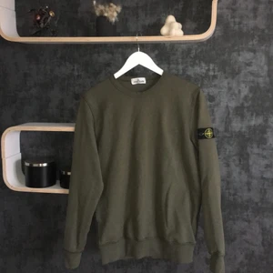 Stone island tröja - Snygg Stone island tröja som är köpt på NK för 1300kr, den är använd typ 2 gånger då jag har vart väldigt rädd om den. Mycket fint skick är tröja i också!