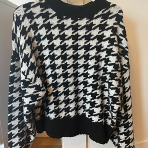 HM stickad  - Säljer min stickade tröja från HM då den inte kommer till användning längre! Använd ett fåtal gånger och är i storlek S men skulle passa både mindre och större storlek beroende på hur man vill ha den! Säljer för 85kr + frakt för 40-60kr.🖤🤍