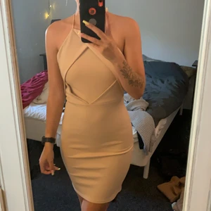 Klänning  - Beige klänning i nyskick endast använd 1 gång.