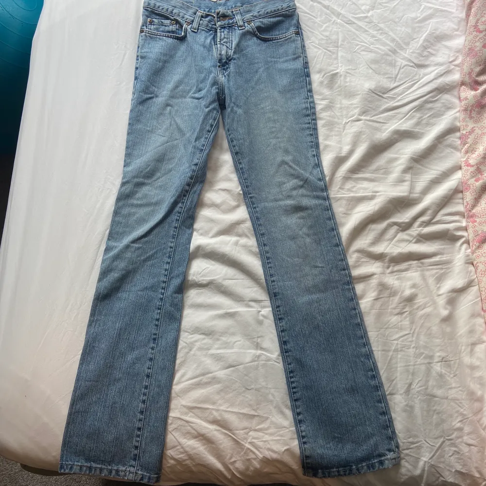 Ashäftiga vintage low-waist Gul&Blå jeans! Storlek W29/L32 men eftersom de e vintage passar de W24/W25 i dagens mått💖. Jeans & Byxor.