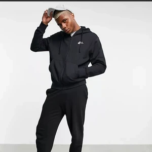 Nike zip hoodie - Säljer denna Nike zip hoodien i storlek S. Unisex, frakt betalas av köparen‼️ Säljer även denna i grått (kolla profilen)