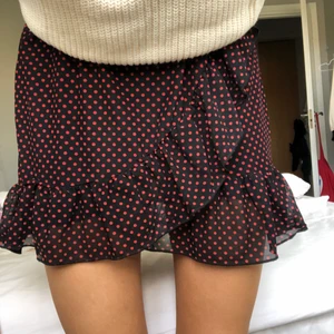 Volangkjol  - Söt volangkjol med justerbar midja endast använd en gång☺️ Perfekt både på sommaren och hösten!