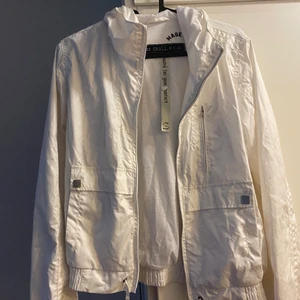 VIT vindjacka / höstjacka - Säljer min snygga vindjacka! Storlek S. Kort och tunn i modellen. Om bilder önskas på går det att ordna :)