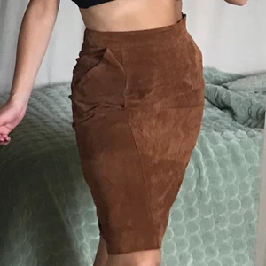 Mockakjol - En mockakjol som går ner till knäna. För stor för mig i midjan men är superfin med två fickor på var sin sida. 