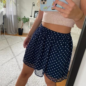 Prickig kjol - Säljer denna söta kjol då jag inte får användning av den. Köparen står för frakten💕💕