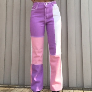 Färgade jeans  - Såå fina byxor som aldrig är använda, så mycket fint skick💗🤍💜 På bilderna har jag vikt in dom längst ned, de är ca 10 cm längre o jag är 164 cm lång.  BUDA I KOMMENTARERNA 💕💕