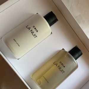 Caia body lotion& shower gel. - Säljer ett kit med en body lotion och shower gel ifrån Caia. Luktar gudomligt😍! Aldrig använt dessa då jag redan har dessa. De är verkligen två favoriter som används hela tiden. Nypris på deras hemsida är 400 och mitt pris är 150 plus fraktkostnad då dessa aldrig är använda. Kan skickas i ”orginalförpackning om så önskas! Även riktigt snygga för att styla upp badrummet😍