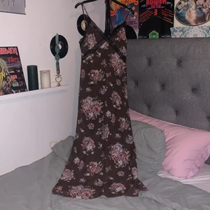 lång klänning  - en jättefin lång klänning som är brun med blommer på i ett väldigt fint och skönt material aldrig använd har till och med lappen kvar köpt för 300 säljs för 200 inklusive frakt i jättebra sick 🤎🌸