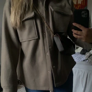 Höstjacka - Jacka som passar perfekt till hösten! 💜 från Gina. Strl s (står inte för frakten)