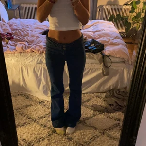 Jeans  - Ett par blåa jeans ifrån Savannah med en flätad detalj, super snygg färg och sitter lite mid waist vilket är as nice! De är storlek 27 vilket är ca 34/36
