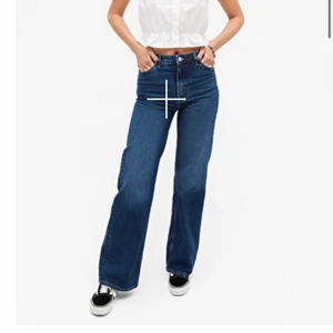 Blå monki byxor - Mörkblå byxor med vida ben från monki. I bra skick. Säljer pga flytt, skriv om frågor! Frakt tillkommer 💜