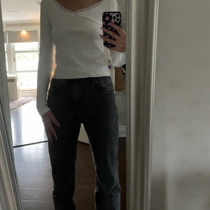 Långärmad tröja med spets - Säljer en långärmad tröja med spets från pull and beer, super fin och aldrig använd ( prislappen sitter även kvar). 💓