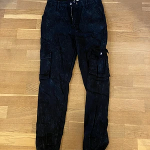 Cargo pants - SÄLJER SLUTSÅLDA CARGOBYXOR!!!! Använda fåtal gånger, stretchigt material. Är 172 cm lång