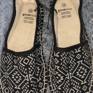Sommarskor  - Skor från Gina tricot, helt nya. Storlek 38 men dom är väldigt små i storleken så passar 36/37 