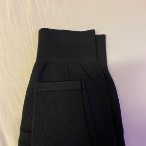 Ribbade träningstights - Svarta ribbade träningstights från H&M - Helt nya 🖤