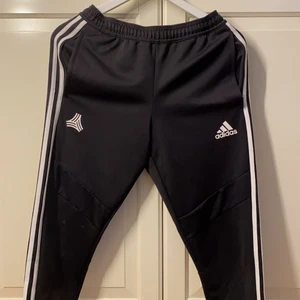 Adidas byxor - Adidas träningsbyxor med coolt tryck i mycket bra skick! 