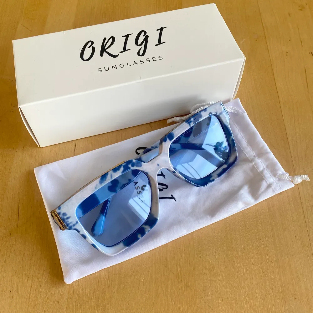 Helt nya trendiga solglasögon från Origi sunglasses i modellen Drippy. Skitsnygga med guldiga detaljer. (Originalpris 625kr). Accessoarer.