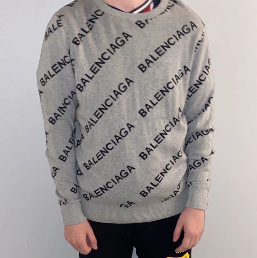Säljer en stickad balenciaga tröja storlek M. Stickat.