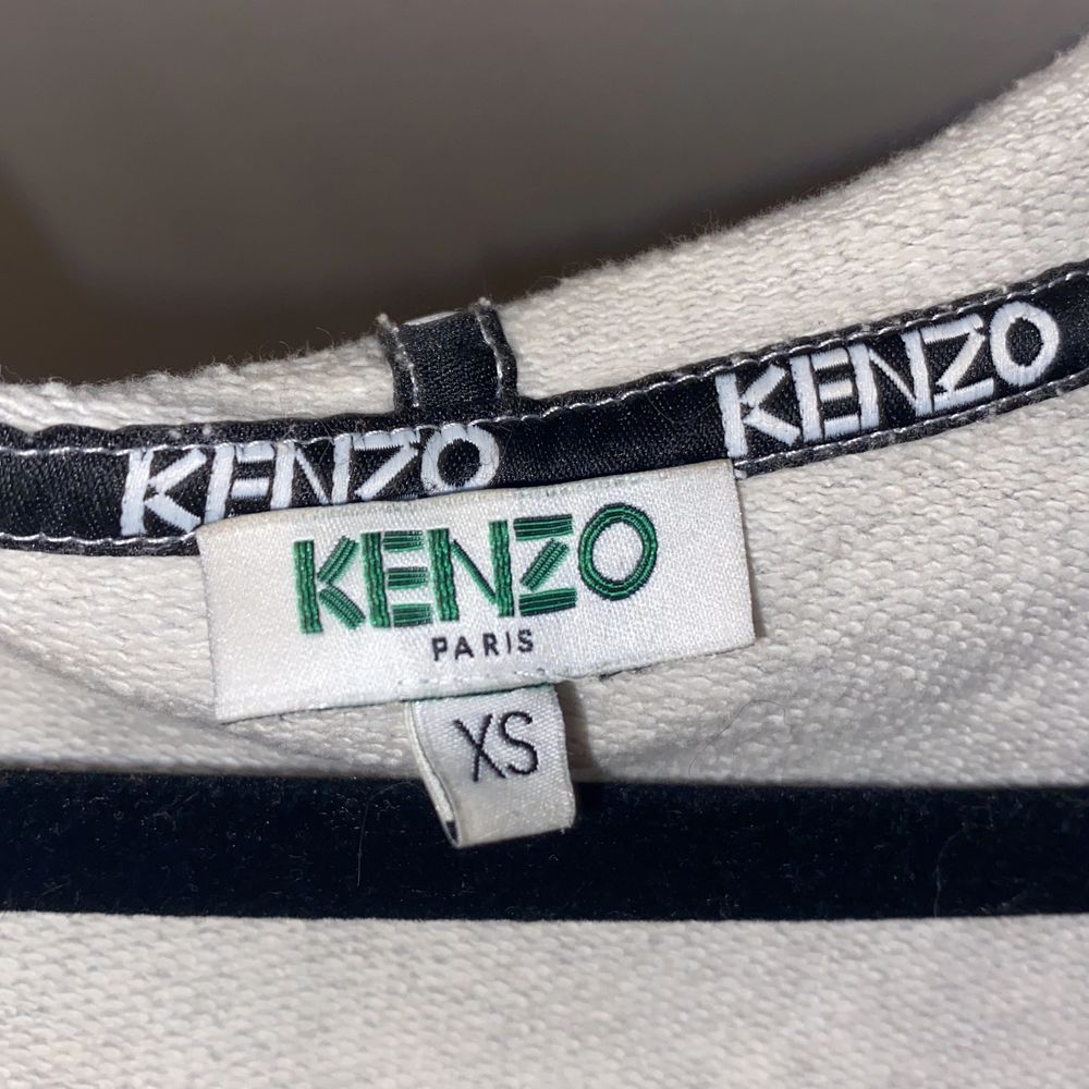 Kenzo zip-up luvtröja i strlk XS. Köpt på johnells för ca 2.300kr. Använd väldigt få gånger och visar inga tecken på slitage eller användning. Säljs för 700kr, unna dig, din vän eller ditt barn en klassisk luvtröja som passar till allt;). Tröjor & Koftor.