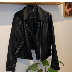 Skinnjacka - Skinnjacka i storlek 42 från H&M. Frakt tillkommer :)