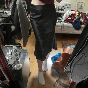 Svart satinkjol - Svart någorlunda figursydd satinkjol från nakd. Fin men använder aldrig. 